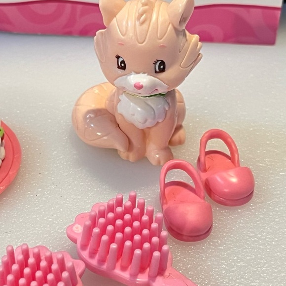 Vintage Strawberry Shortcake accessories- cat/cake/compact mirror/ornament/bear - Picture 5 of 10